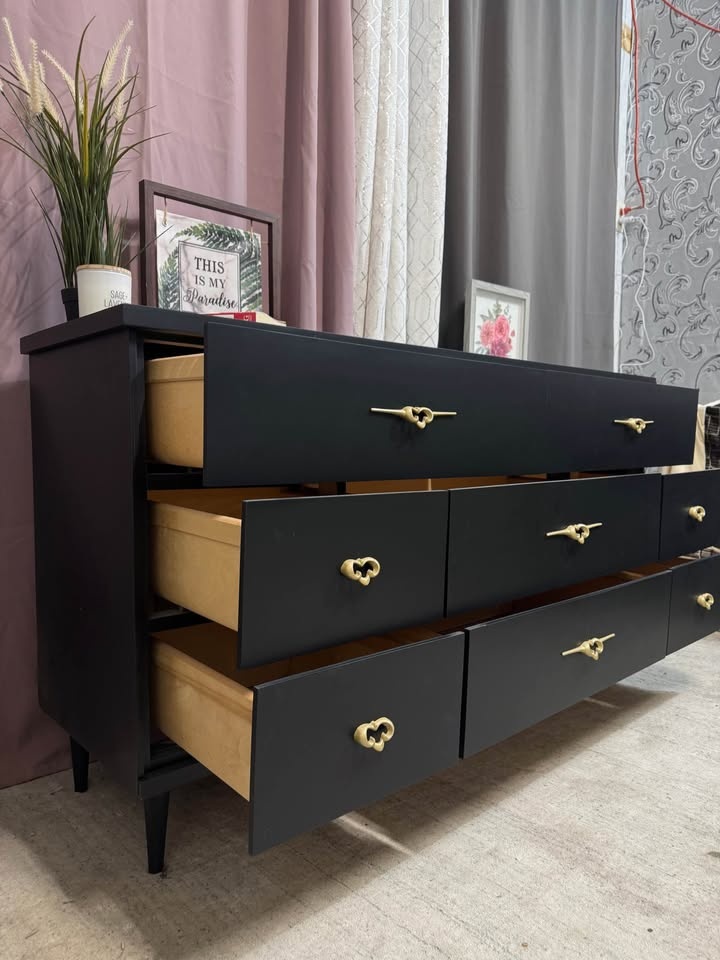 Dresser for sale in excellent condition- refinished - photo 3