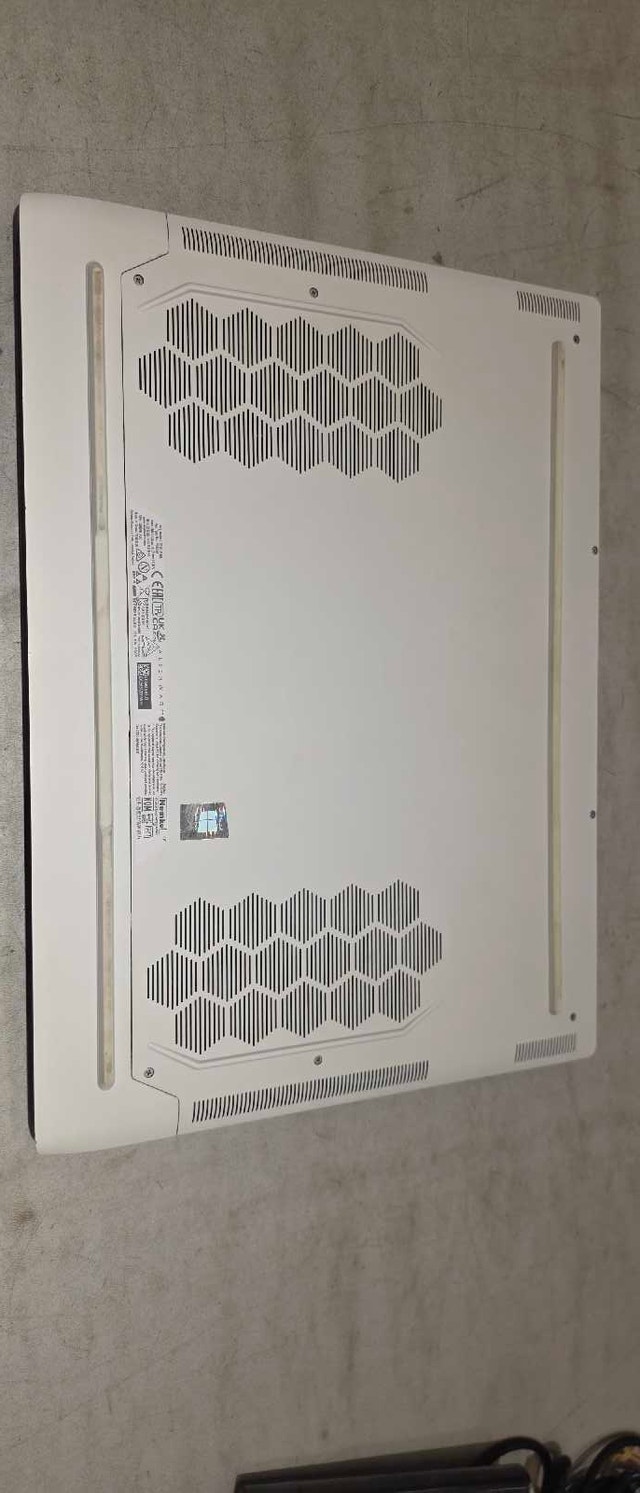 Alienware x17 R1 Laptop i7 RTX3070 32GB RAM - photo 3