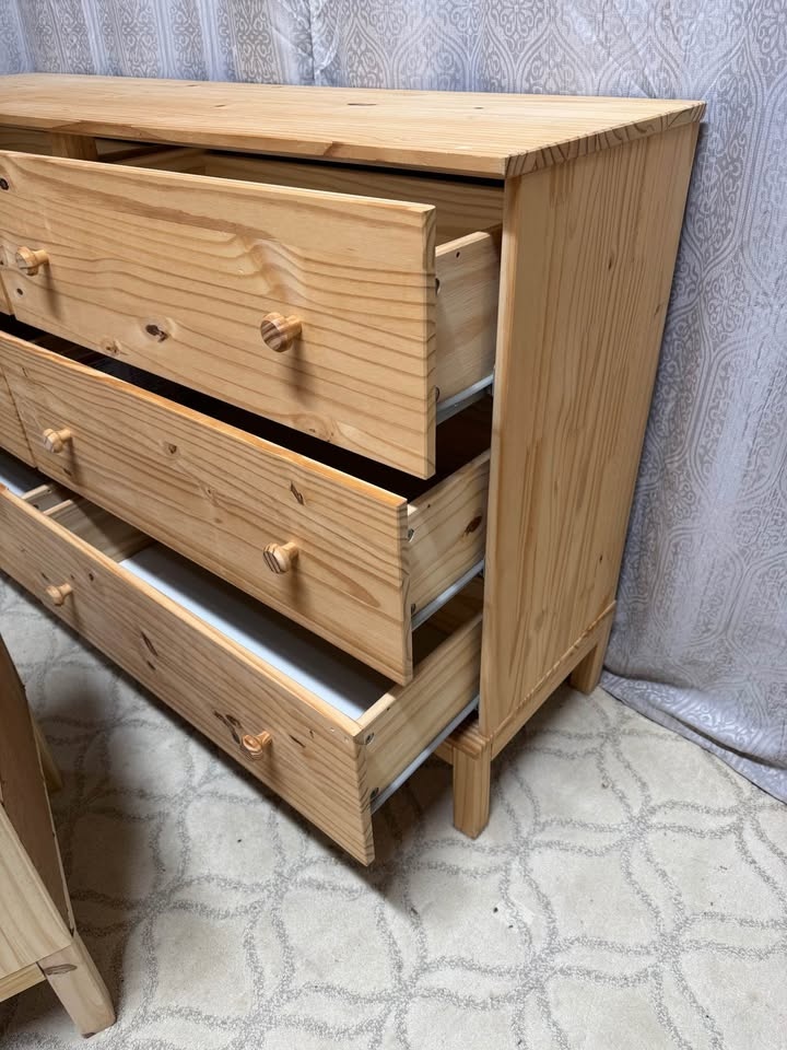 Dresser and nightstand set very good condition - photo 3