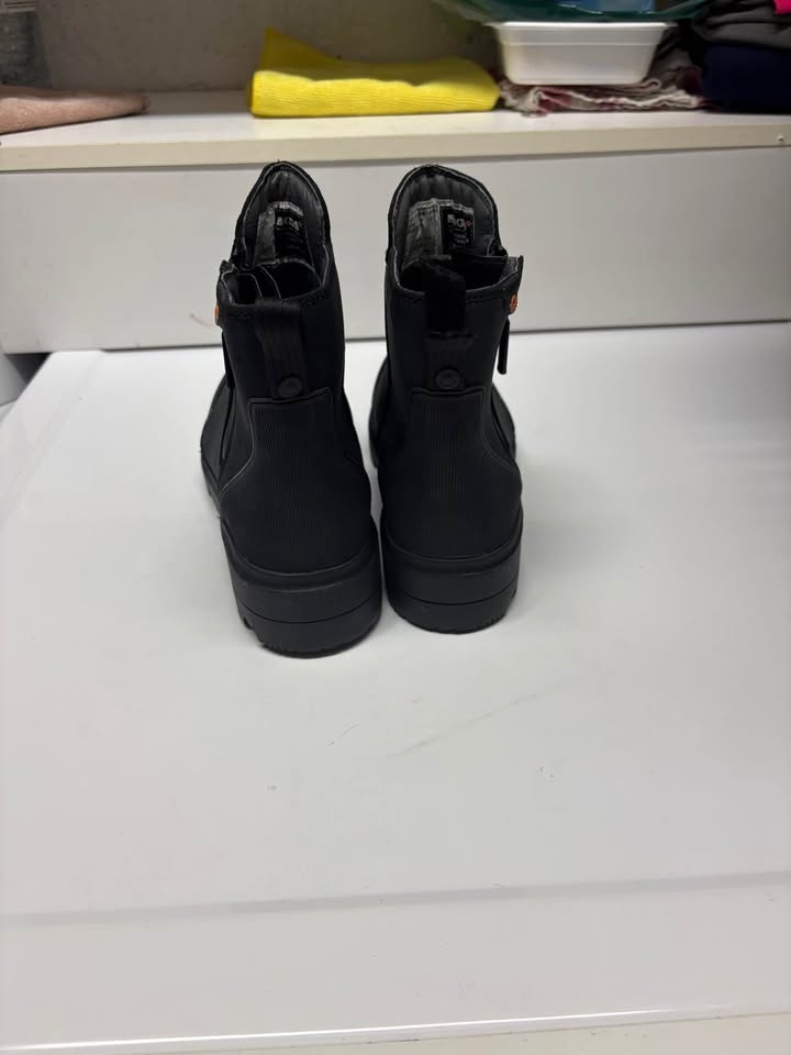 BOGS Women's Ankle Boots - Mismatched Pair (6.5 / 7) - photo 2