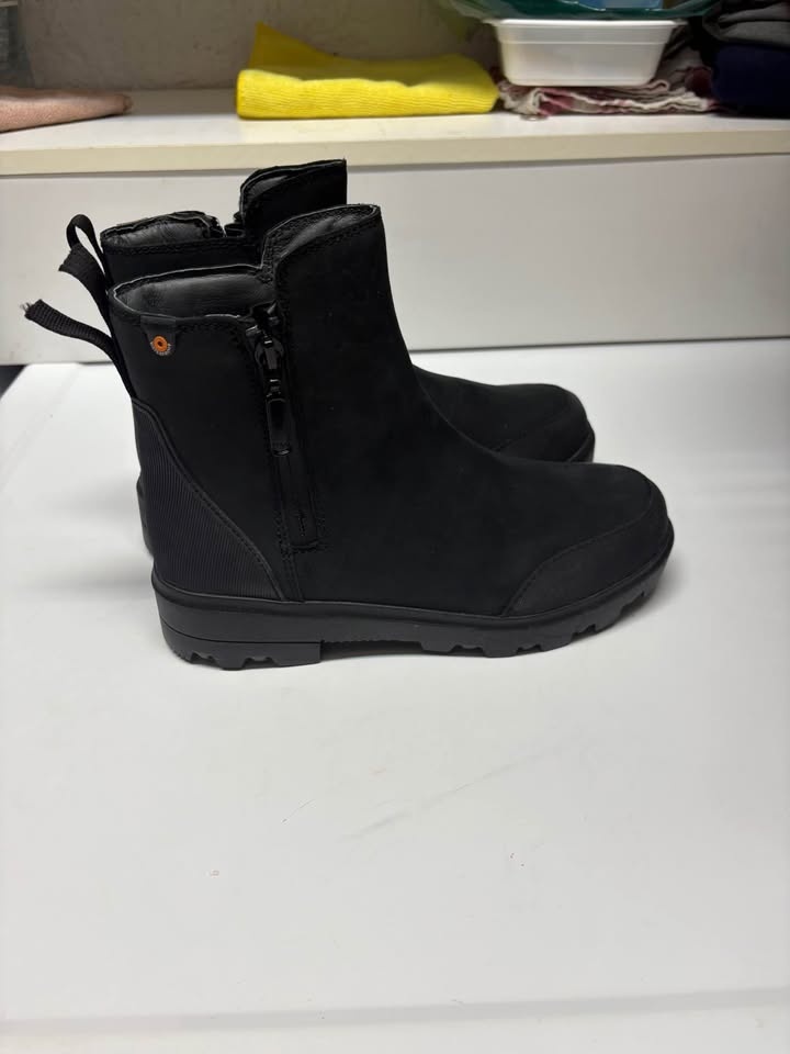 BOGS Women's Ankle Boots - Mismatched Pair (6.5 / 7) - photo 4