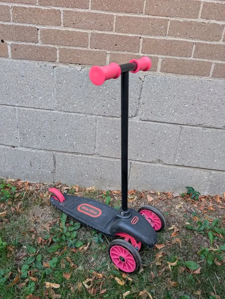 Little Tikes 3 wheeled pink scooter image indicator(2)
