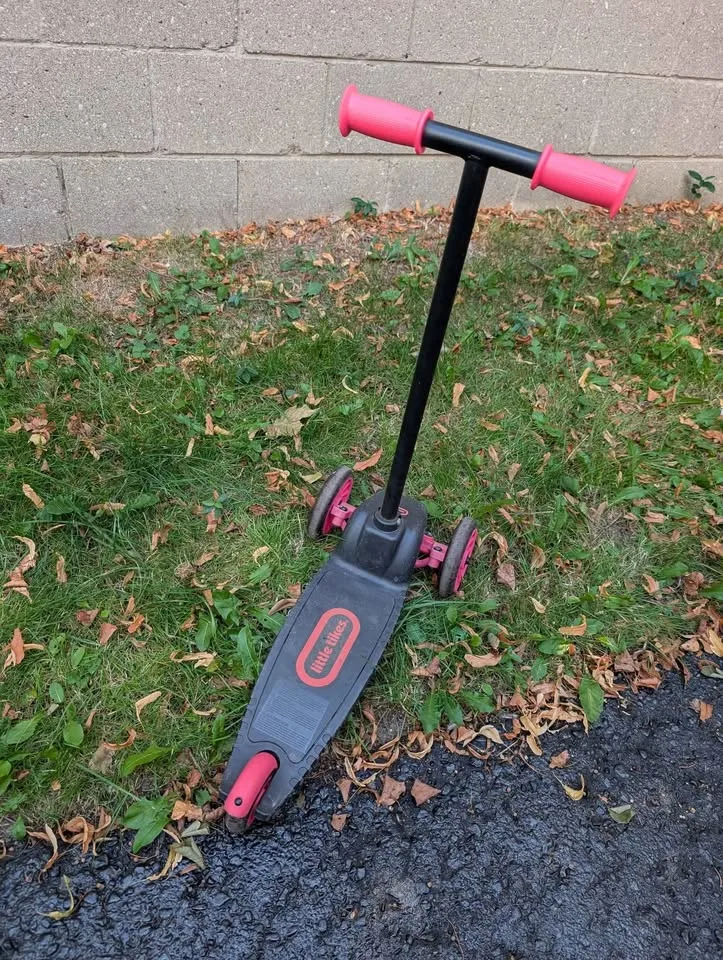 Little Tikes 3 wheeled pink scooter image indicator(3)