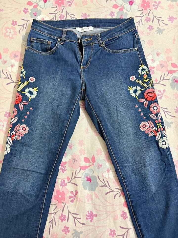 Flower embroidered jeans Size 4