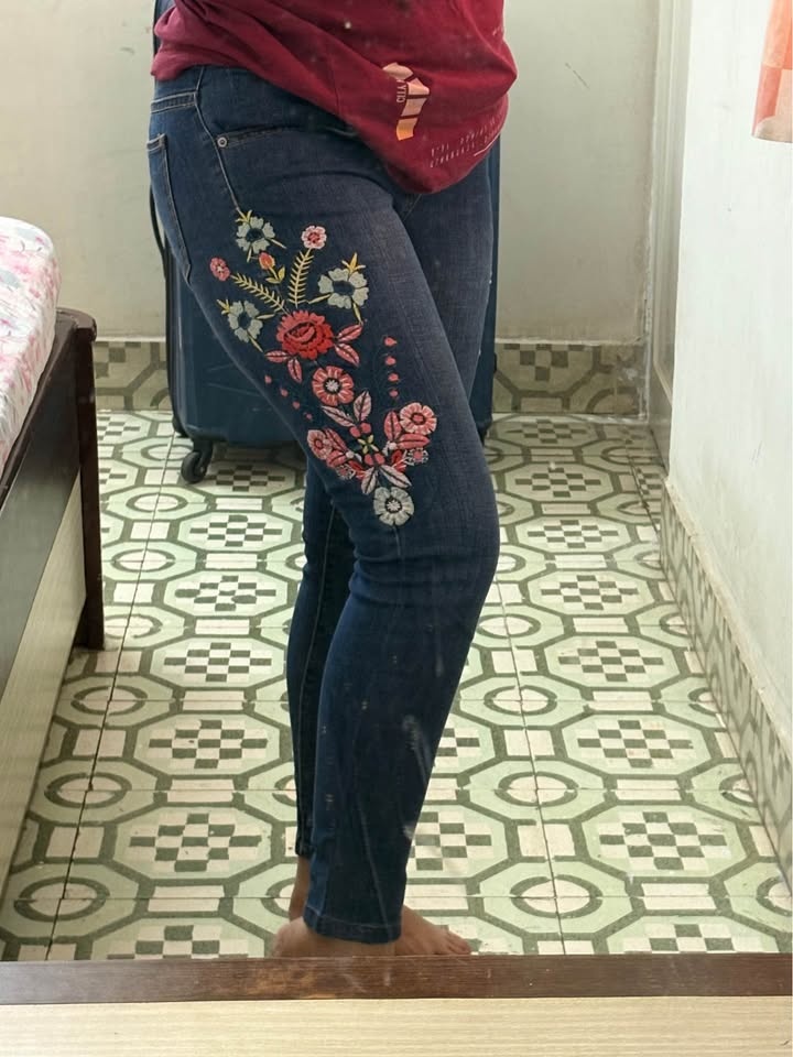 Flower embroidered jeans Size 4 - photo 3