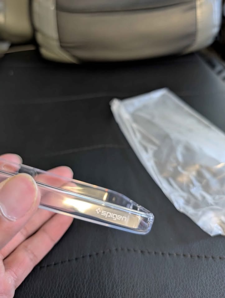 Pixel 9 / 9 Pro Spigen Case + Screen Protector - photo 2