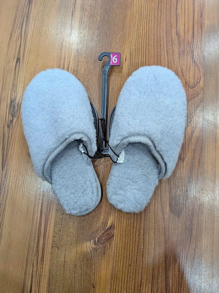 New Secret treasures women's fluffy scuff slippers