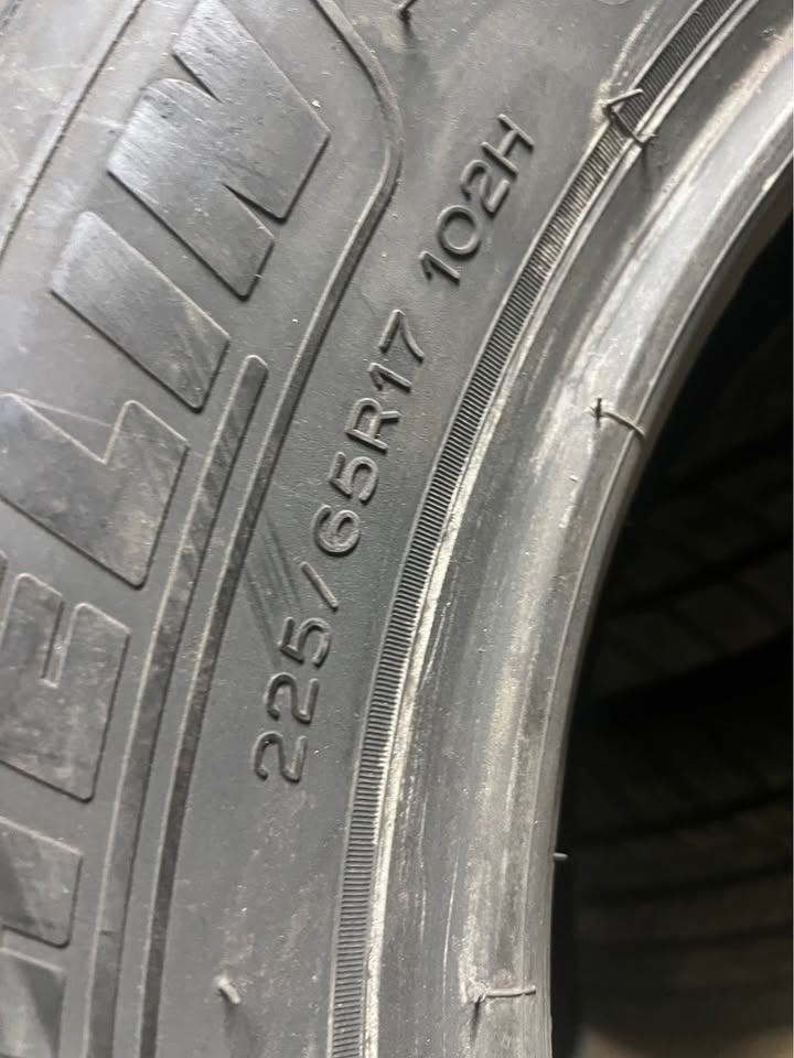 Single Michelin 225/65/17 All Season Tire - photo 3