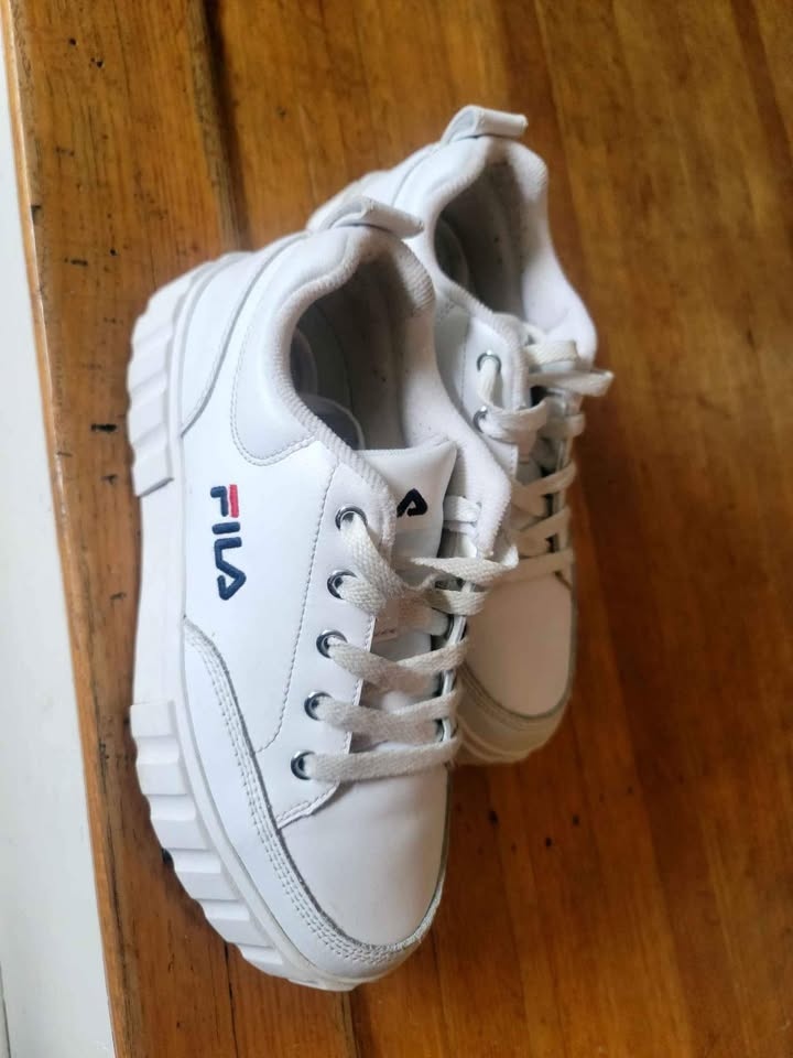 $35 Fila White Shoes size 6 or 36 1/2 - photo 4
