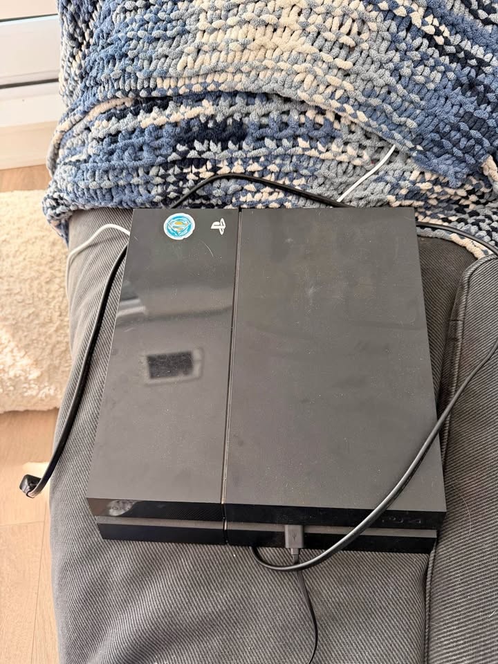 PS4 Bundle – 2 Controllers + Charger + The Last of Us + FIFA 23