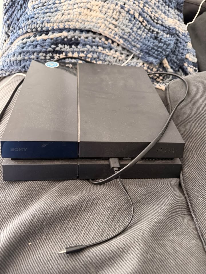 PS4 Bundle – 2 Controllers + Charger + The Last of Us + FIFA 23 - photo 2
