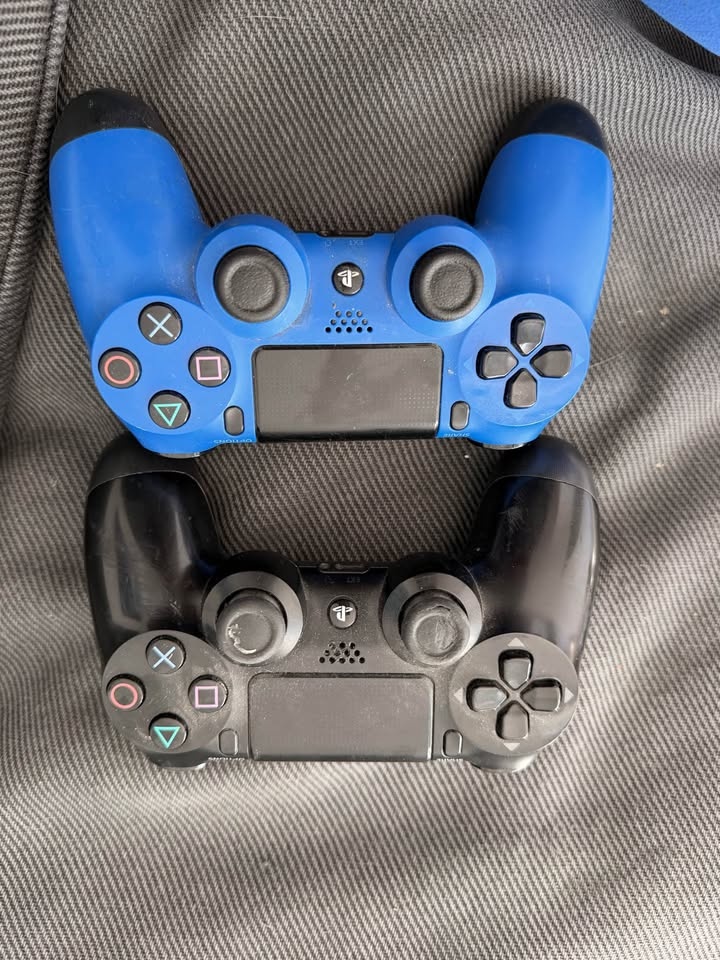 PS4 Bundle – 2 Controllers + Charger + The Last of Us + FIFA 23 - photo 5