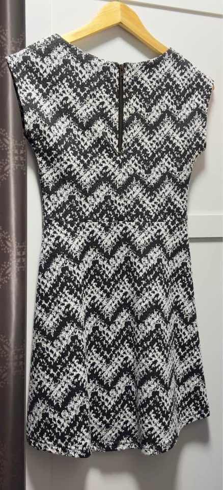 Chic Black and White Zigzag Dress - photo 2