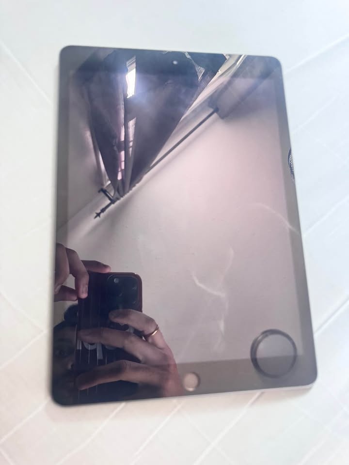 iPad 8th Gen 128GB - photo 2
