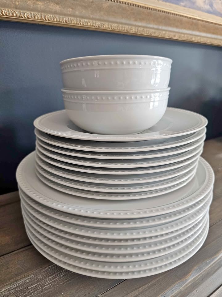 Set of 20 Crate & Barrel "Stacatto" Dinnerware
