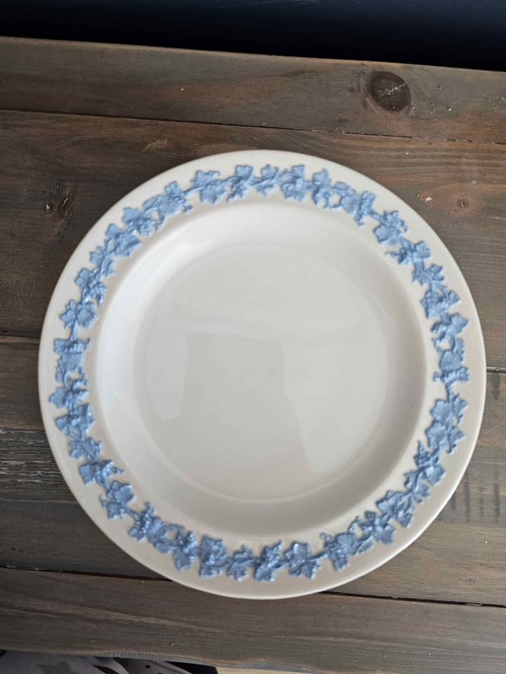 Wedgewood Lavender on Cream Queensware Dessert & Bread Plates - photo 3
