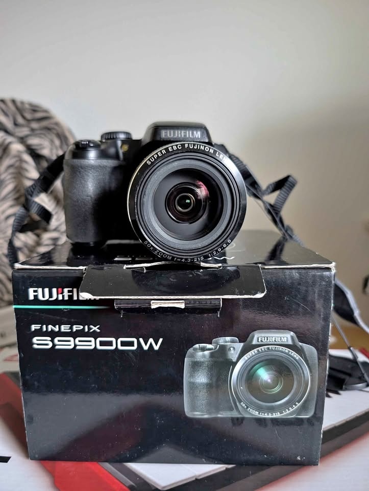 Fujifilm FinePix S9900W 50x Zoom WiFi Camera