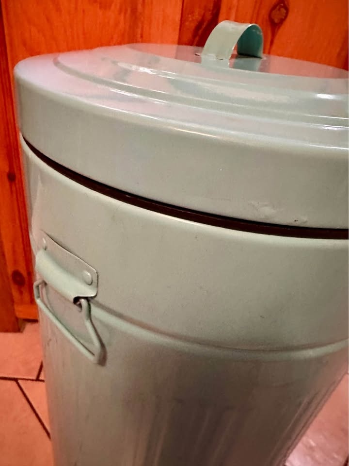 Sweet Step Trash Can – Works Great, Repaired With Wine - photo 2