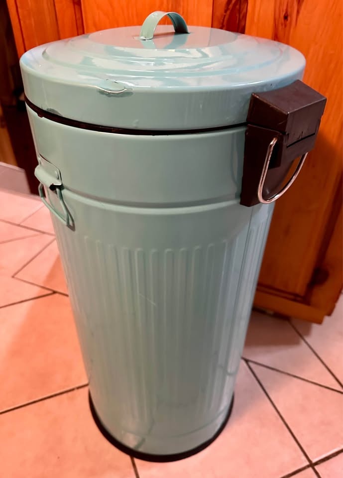 Sweet Step Trash Can – Works Great, Repaired With Wine - photo 4