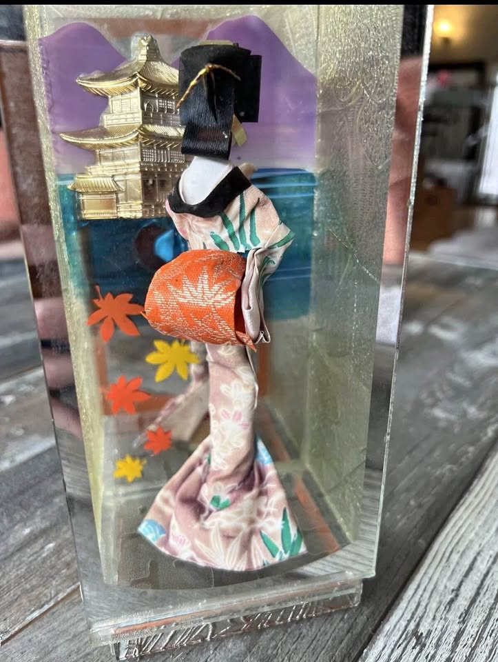 Vtg Izu no odoriko Geisha Doll In Glass Mirror Case