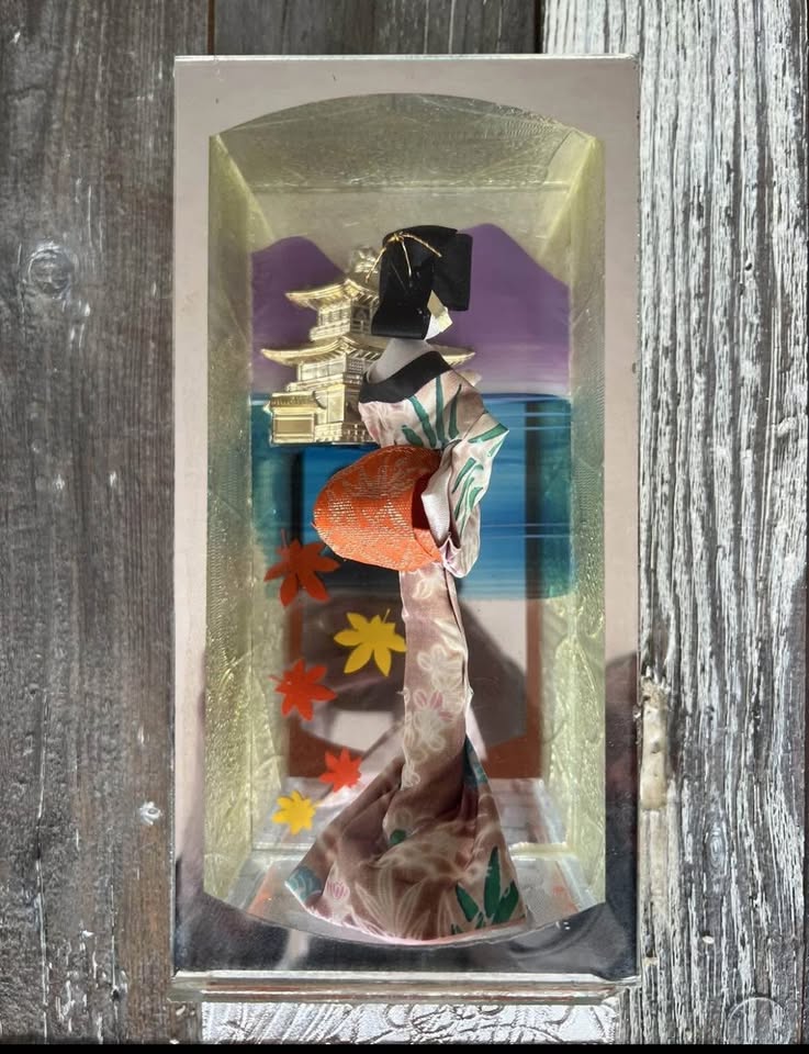 Vtg Izu no odoriko Geisha Doll In Glass Mirror Case - photo 2