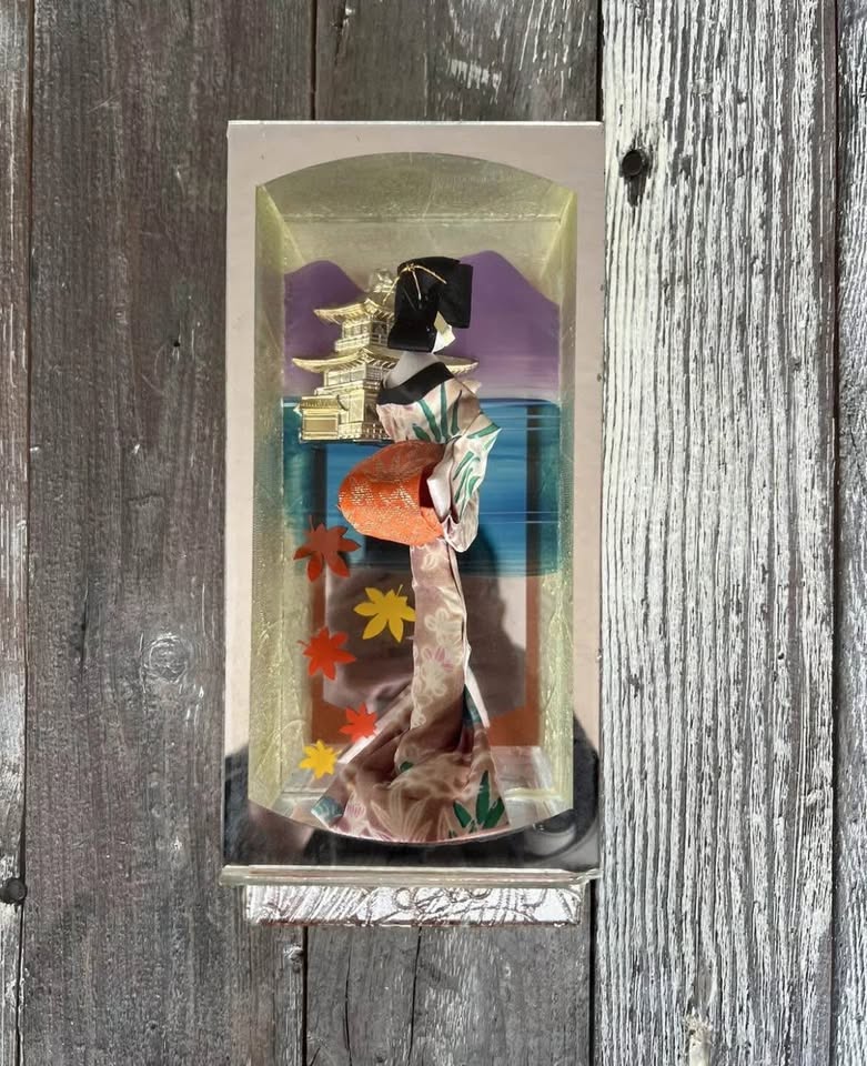 Vtg Izu no odoriko Geisha Doll In Glass Mirror Case - photo 3