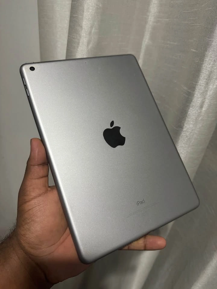 Apple iPad 5th Gen 32GB WiFi - photo 2