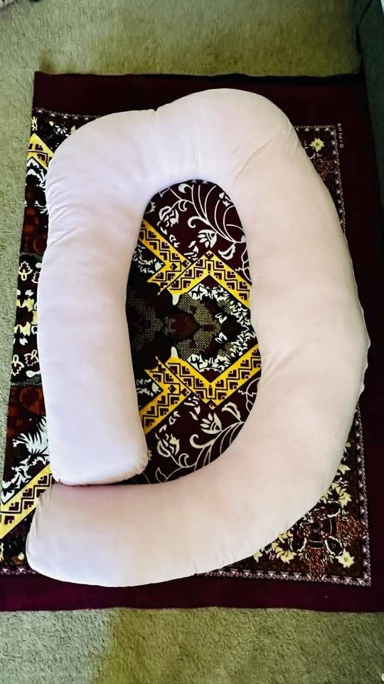 Pregnancy and Nursing Pillow with 3 Covers - photo 2