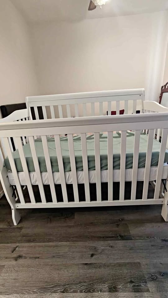 Baby crib with mattress and covers