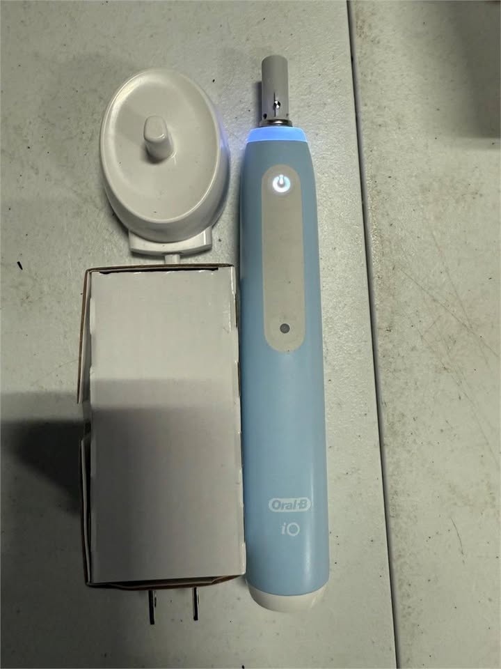 Oral-B iO Series 3 Electric Toothbrush - photo 3