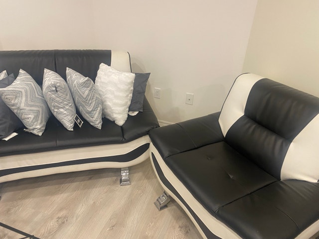 $850 OBO 3pc Leather Sofa Set & Table - photo 4