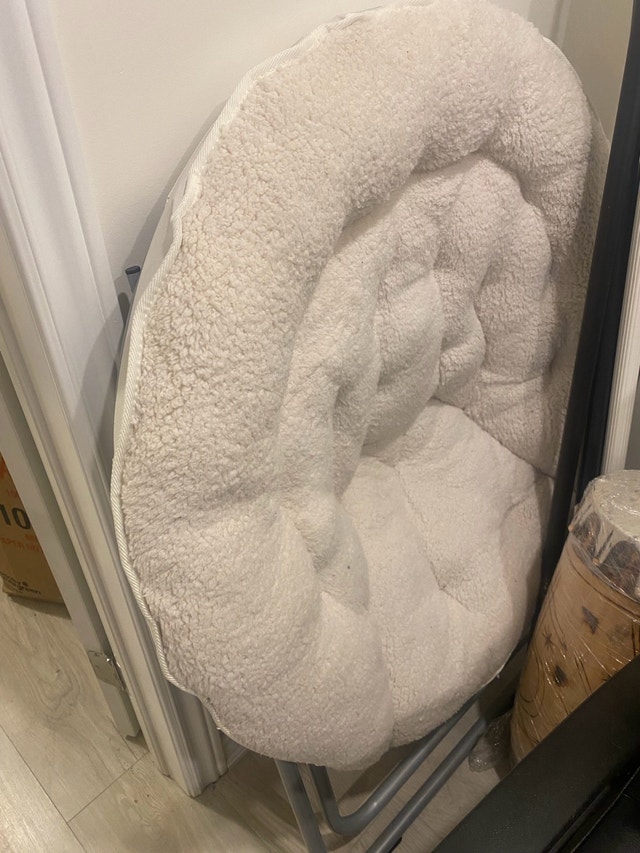 $50 for two oversized saucer chair - photo 2