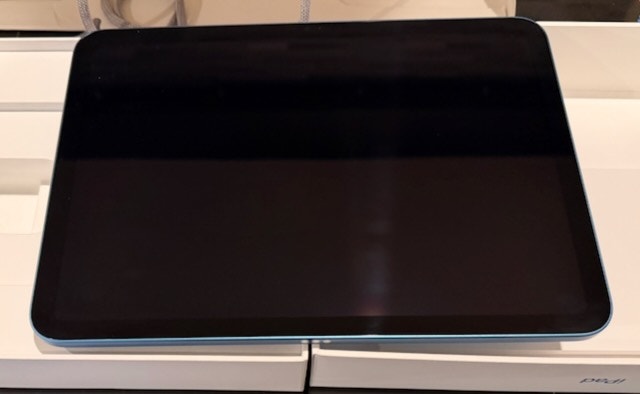 Blue iPad A16 - Like New - photo 4