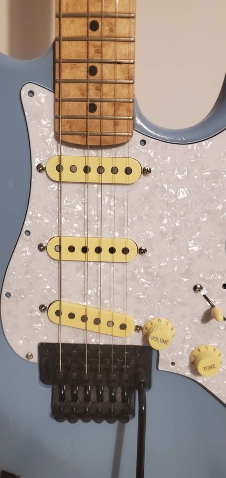 Stratocaster with Floyd Rose and Locking Tuners - photo 2