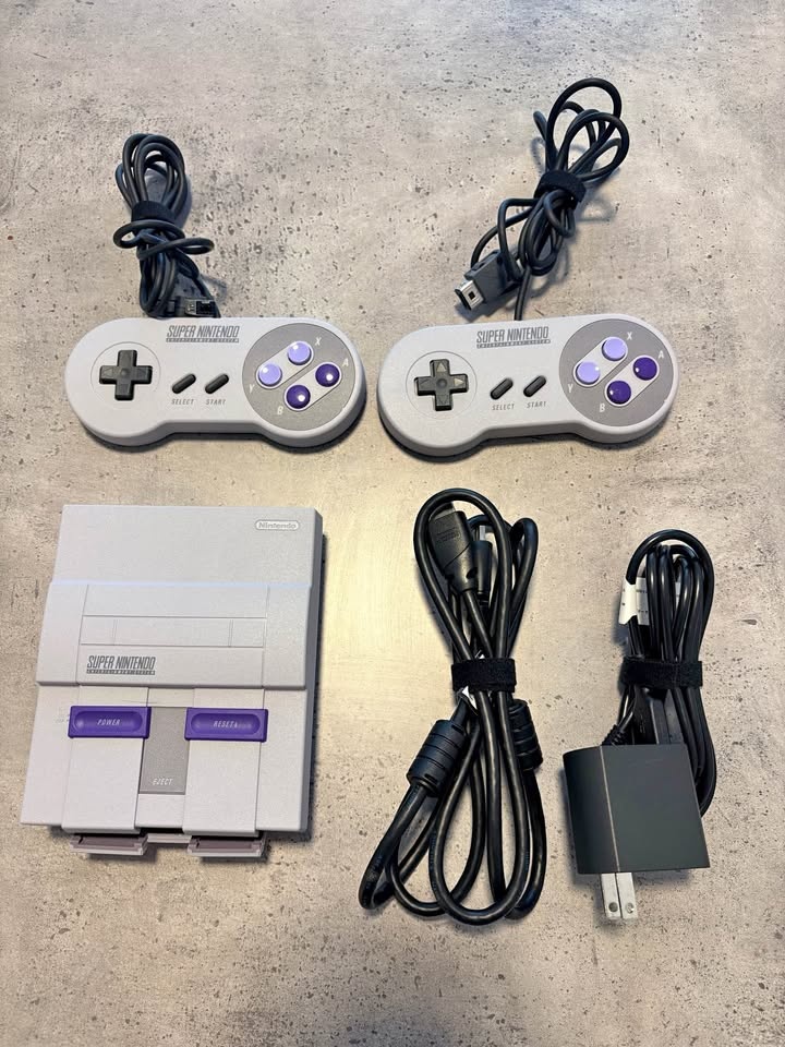 Super Nintendo SNES Console with 2 Controllers