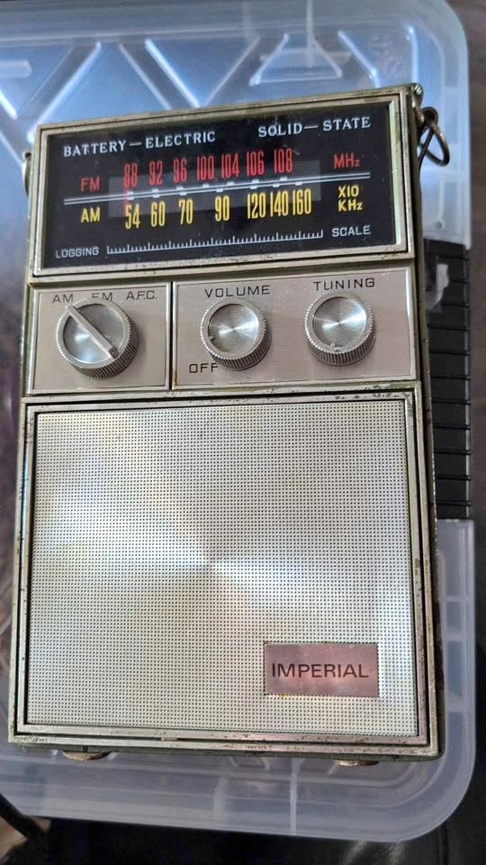 Vintage Imperial AM/FM Portable Radio