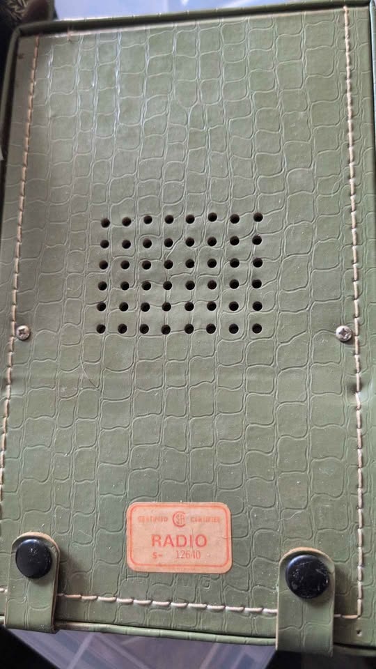 Vintage Imperial AM/FM Portable Radio - photo 2