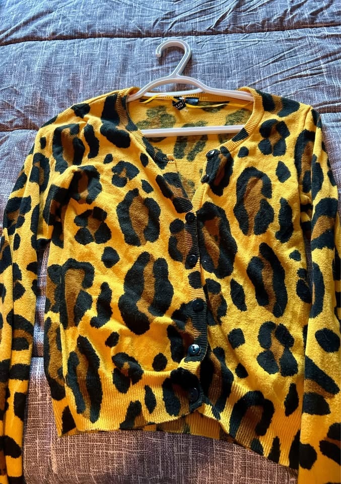 Woman’s yellow leopard shirt - photo 2