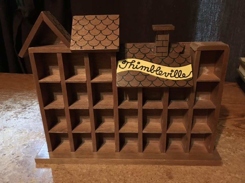 Vintage Enesco Thimbleville Wooden Thimble Display Shelf - 1979 - photo 3