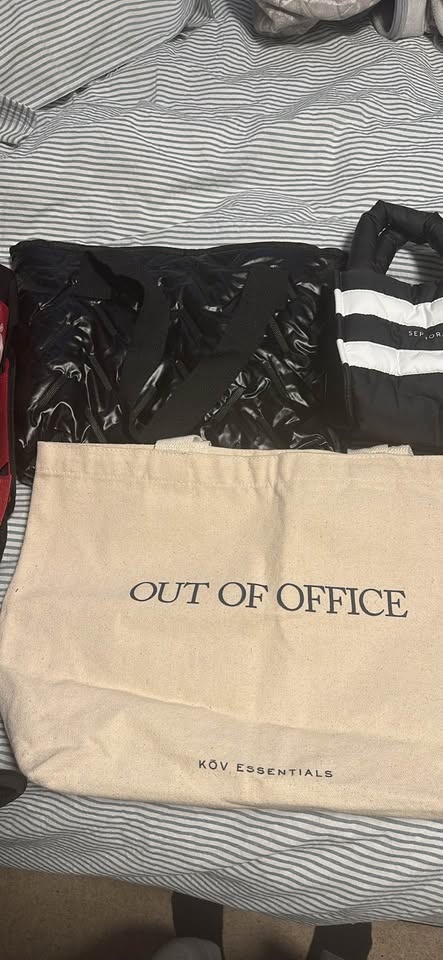 Mixed Bag Lot - Sephora, Garage, KÖV Essentials, Durham College, - photo 3
