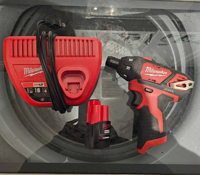 Milwaukee M12 Drill/Driver Kit