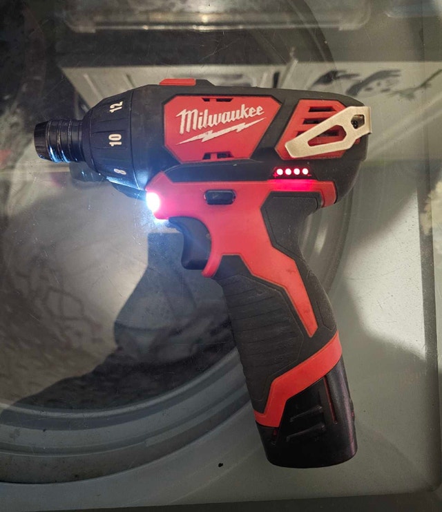 Milwaukee M12 Drill/Driver Kit - photo 2