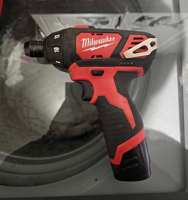 Milwaukee M12 Drill/Driver Kit - photo 3