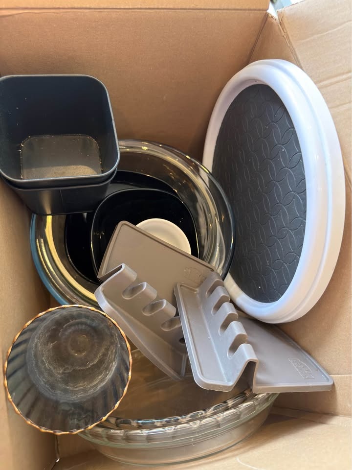 Various kitchen supplies and home decor (everything for $50) - photo 4