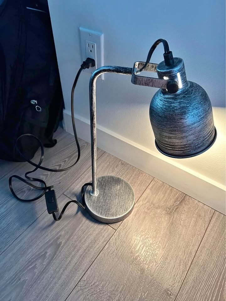 Rustic Desktop Lamp – warm white + extra light bulb 💡