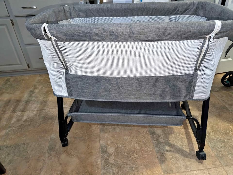 Bedside Baby Bassinet / Co-Sleeper w/ Mattress & Sheets