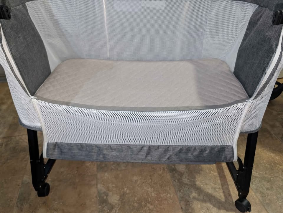 Bedside Baby Bassinet / Co-Sleeper w/ Mattress & Sheets - photo 2