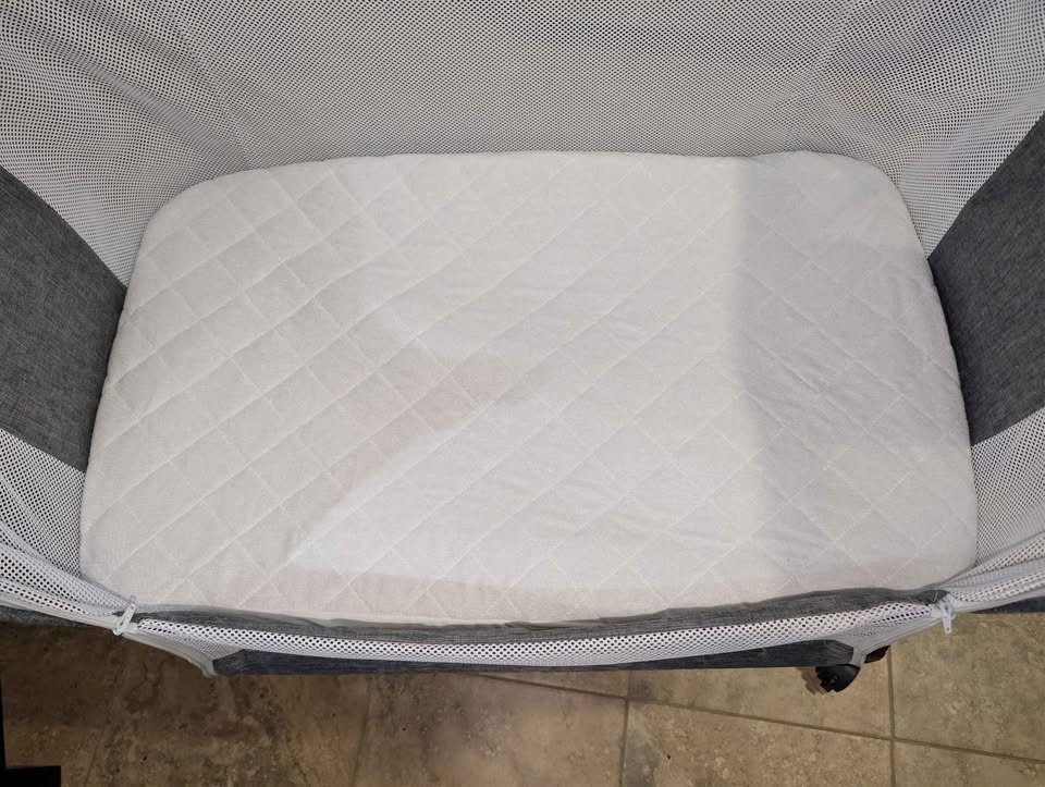 Bedside Baby Bassinet / Co-Sleeper w/ Mattress & Sheets - photo 3