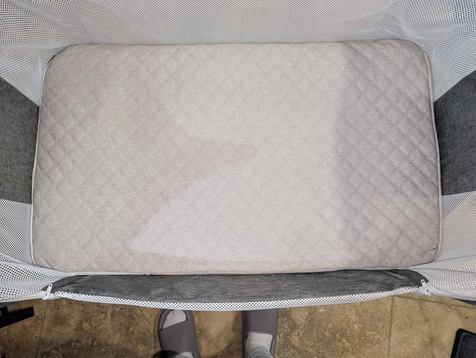 Bedside Baby Bassinet / Co-Sleeper w/ Mattress & Sheets - photo 4