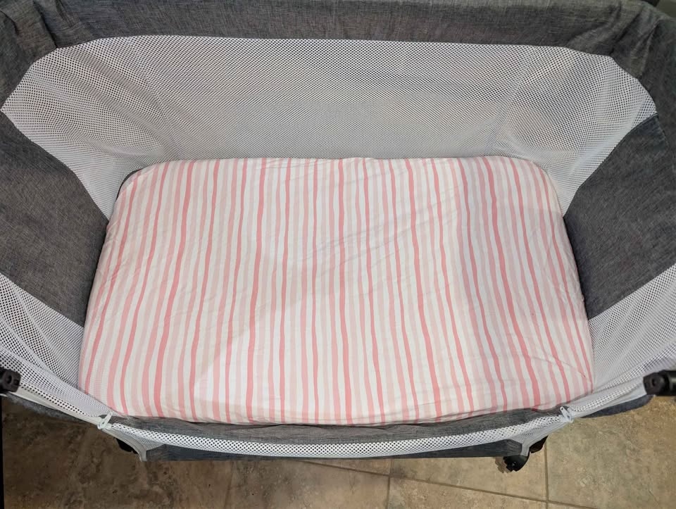 Bedside Baby Bassinet / Co-Sleeper w/ Mattress & Sheets - photo 5